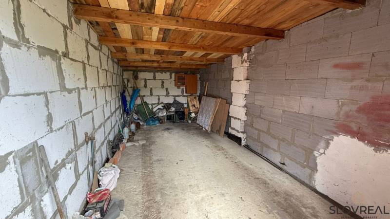 garáž pukanec.jpeg